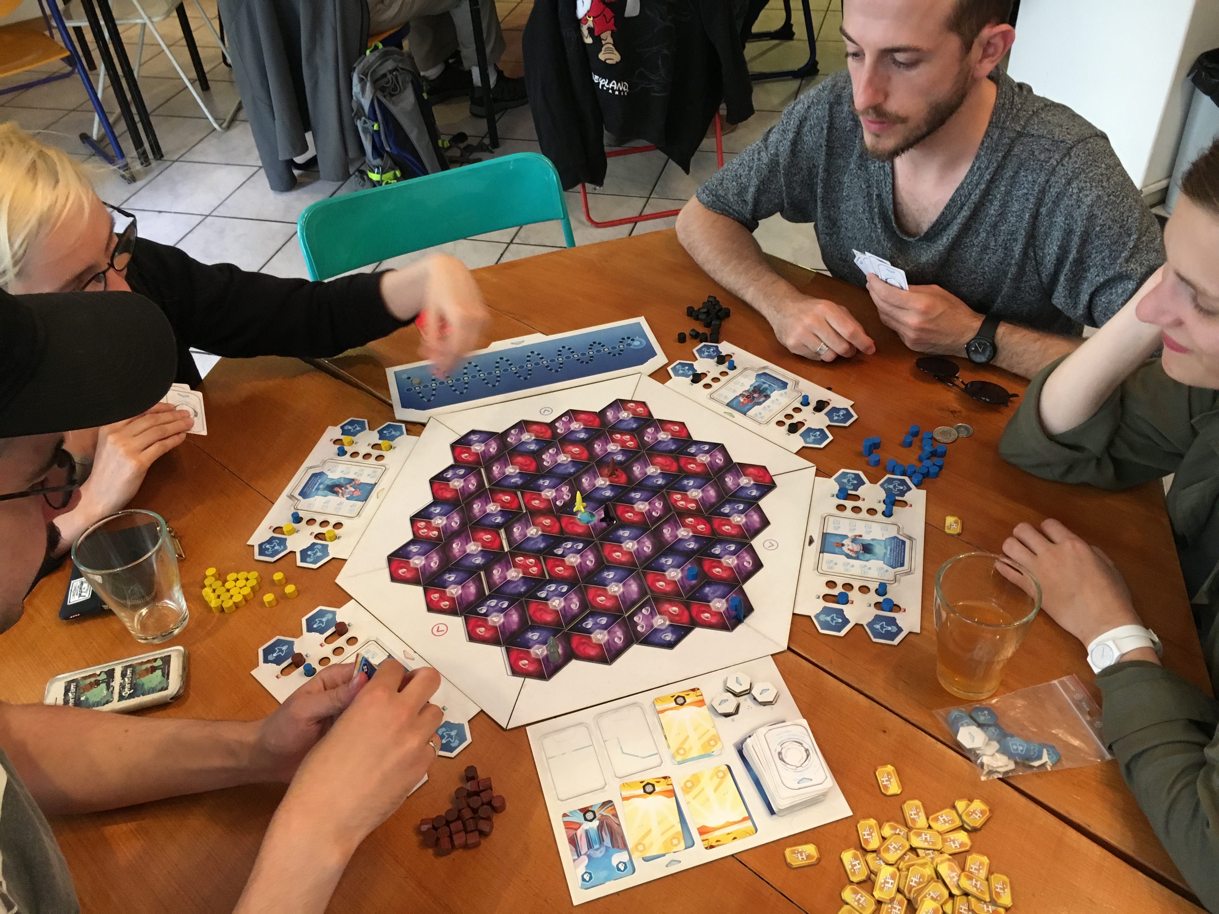 Bar à Jeux de juin. Photos et debrief. Ce qui nous rend humains, ce sont les autres.