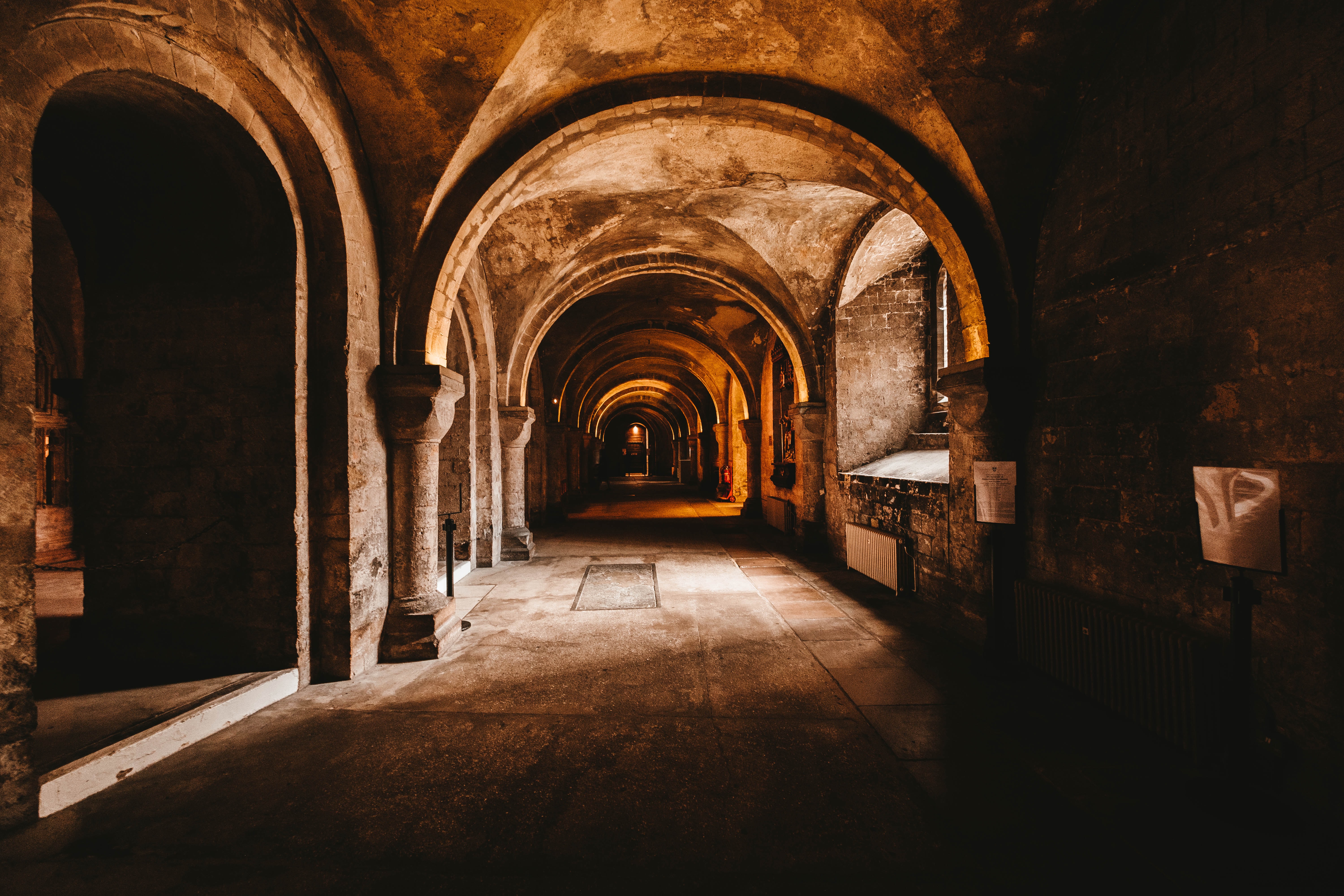 Vous entrez dans un couloir sombre et humide. Nos 7 Dungeon Crawler préférés