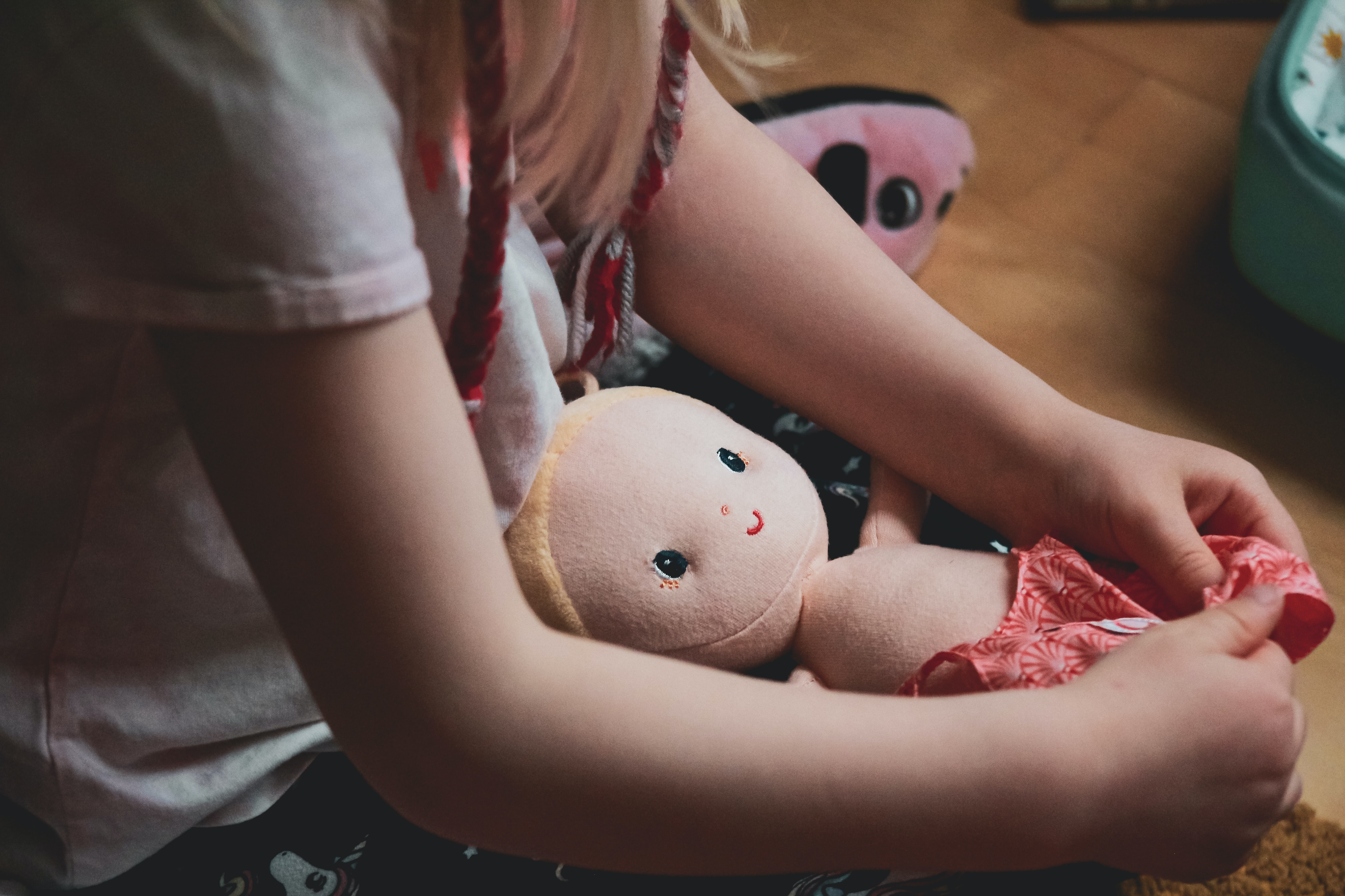 Jouer à la poupée développerait l’empathie des enfants