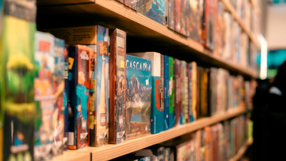 Photo by Madeline Liu on Unsplash, trop de jeux, article bannière